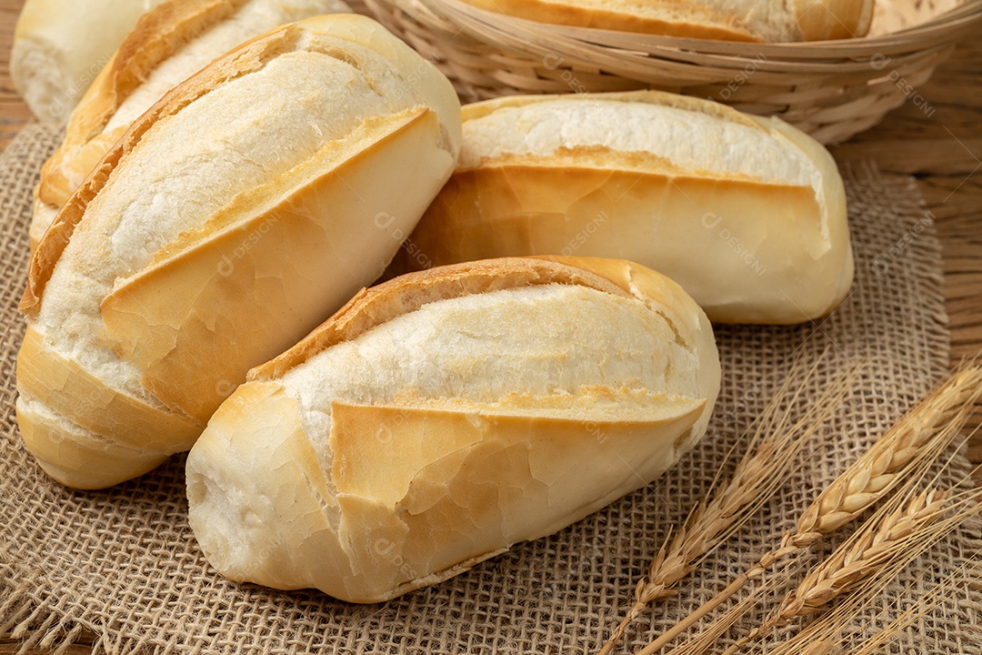 Pão francês, pão de sal ou pistolet sobre a mesa de madeira.