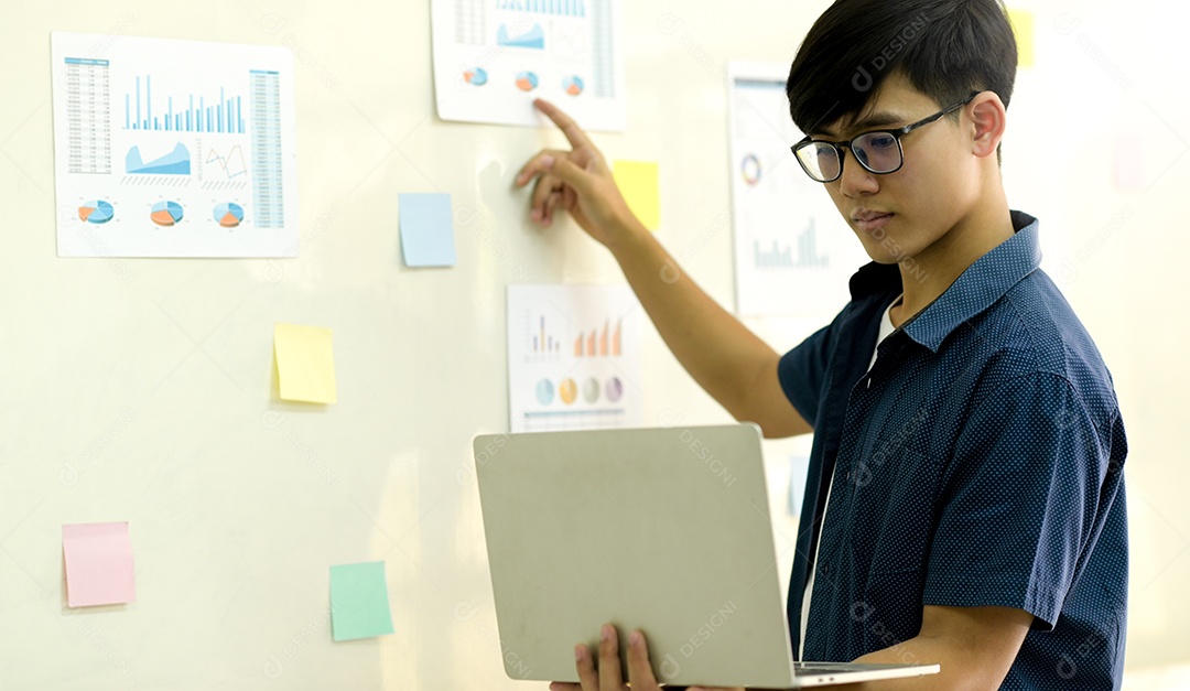 Jovem trabalhando com laptop para presente.