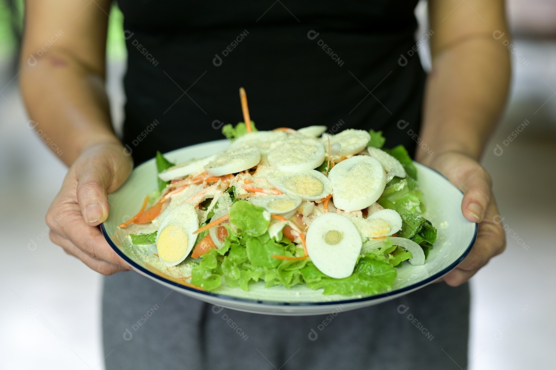 Salada Caesar pronta para servir.