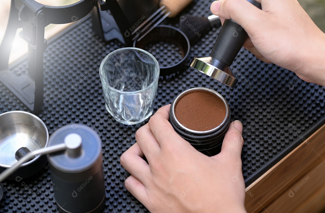 Barista fazendo café lento.