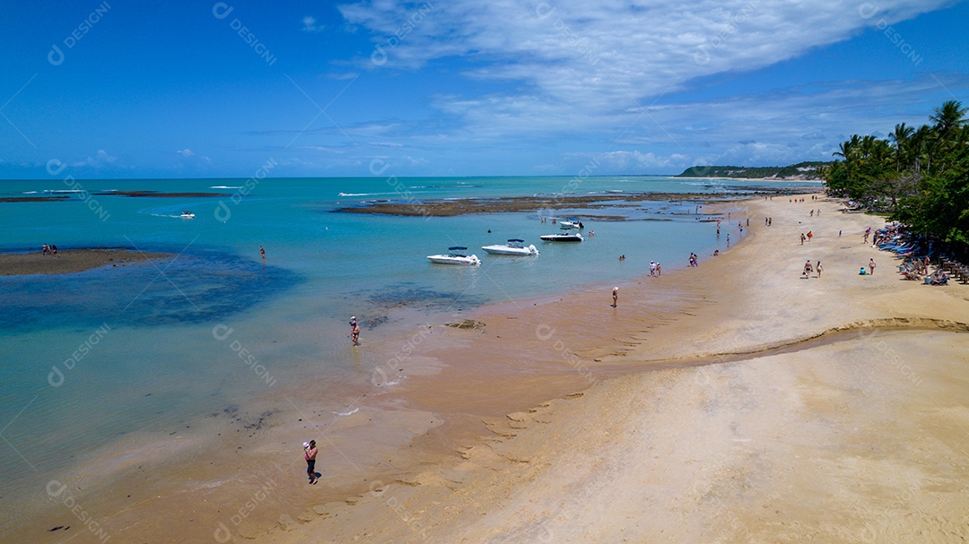 Vista aérea da Praia do Espelho, Porto Seguro, Bahia, Brasil. Piscinas naturais no mar, falésias e águas esverdeadas.