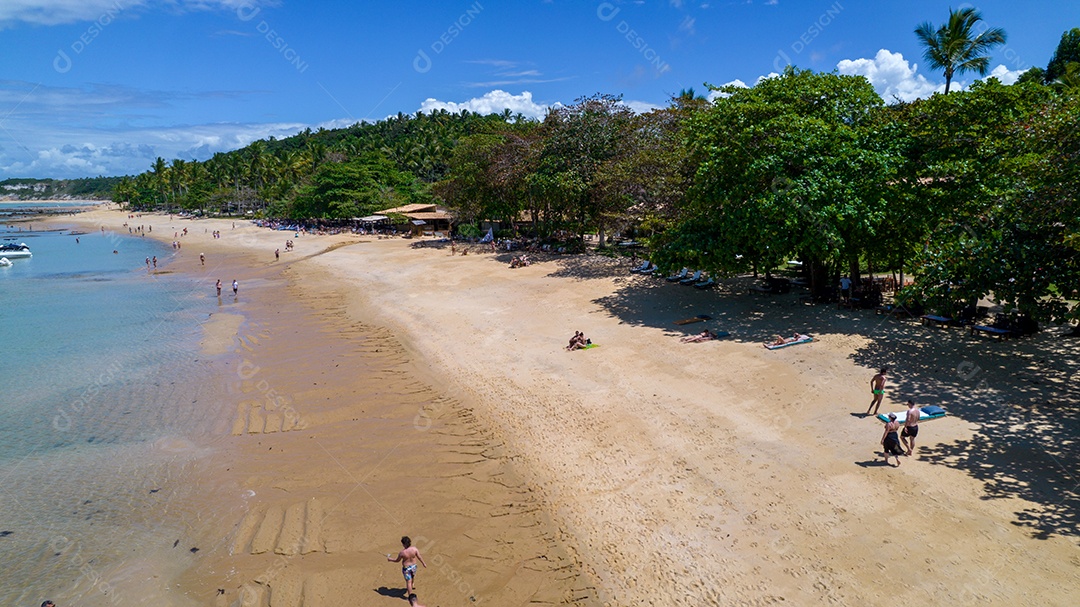 Vista aérea da Praia do Espelho, Porto Seguro, Bahia, Brasil. Piscinas naturais no mar, falésias e águas esverdeadas.