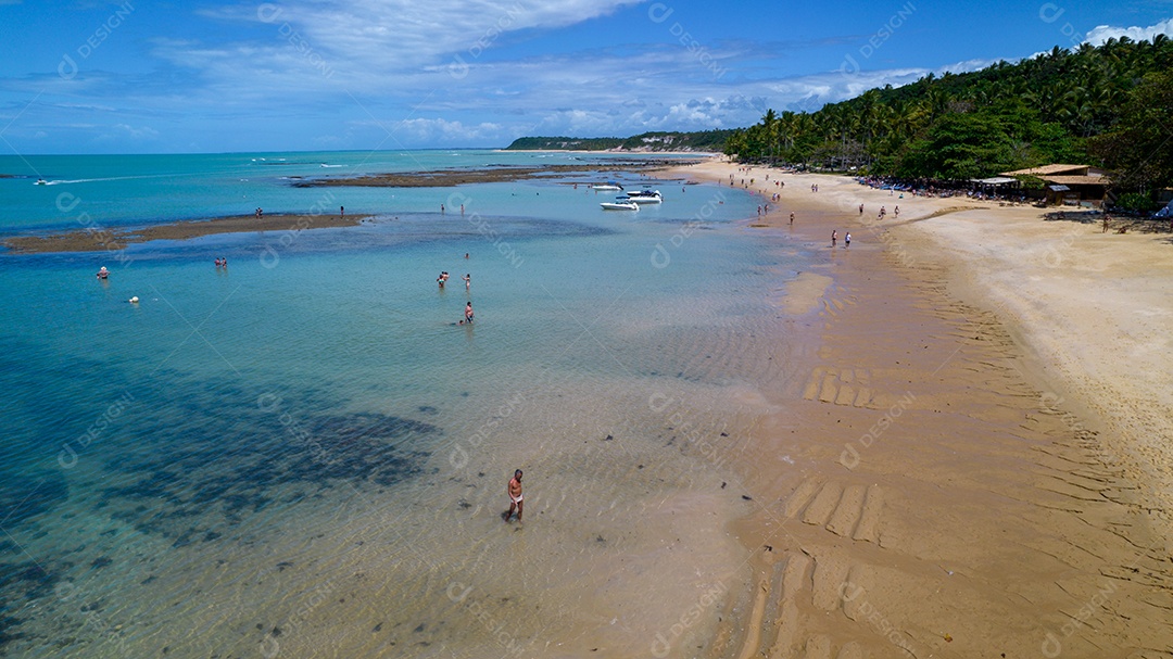 Vista aérea da Praia do Espelho, Porto Seguro, Bahia, Brasil. Piscinas naturais no mar, falésias e águas esverdeadas.