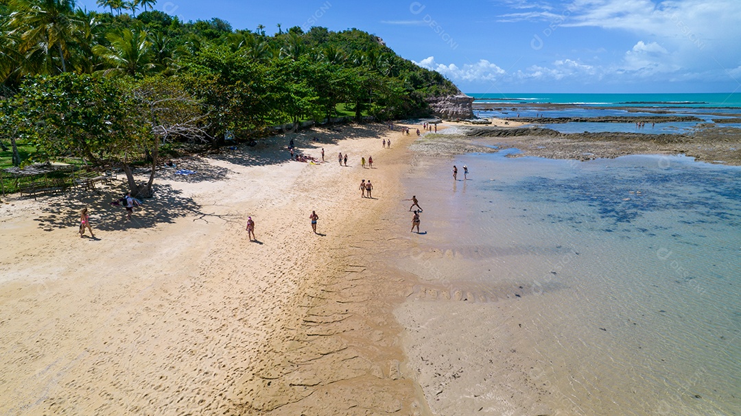 Vista aérea da Praia do Espelho, Porto Seguro, Bahia, Brasil. Piscinas naturais no mar, falésias e águas esverdeadas.