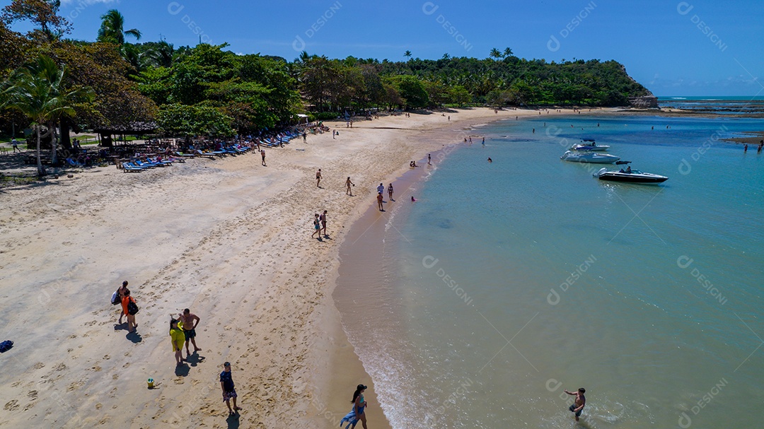 Vista aérea da Praia do Espelho, Porto Seguro, Bahia, Brasil. Piscinas naturais no mar, falésias e águas esverdeadas.