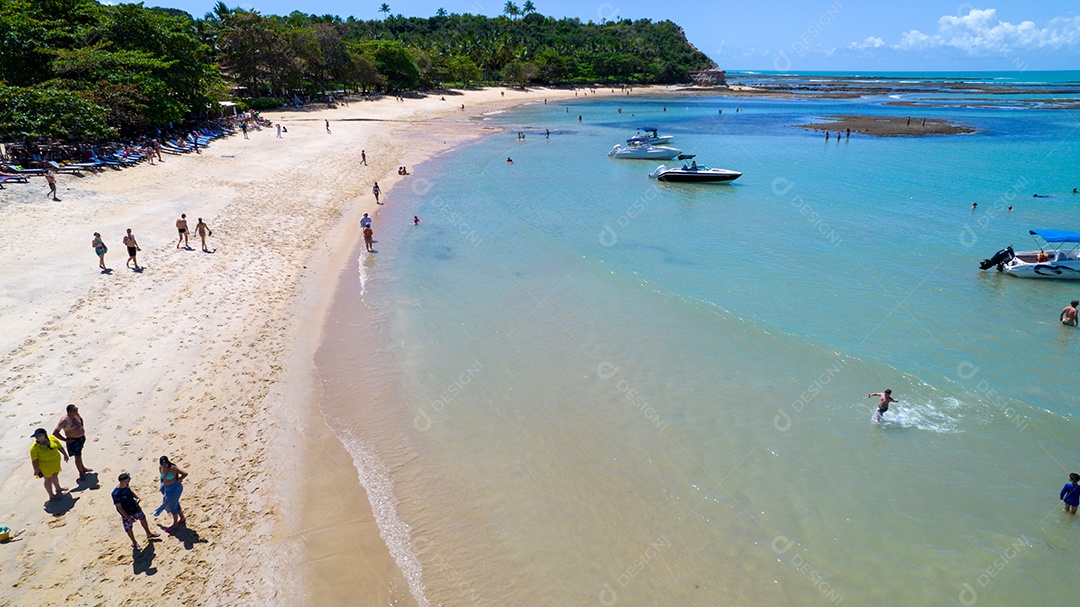 Vista aérea da Praia do Espelho, Porto Seguro, Bahia, Brasil. Piscinas naturais no mar, falésias e águas esverdeadas.