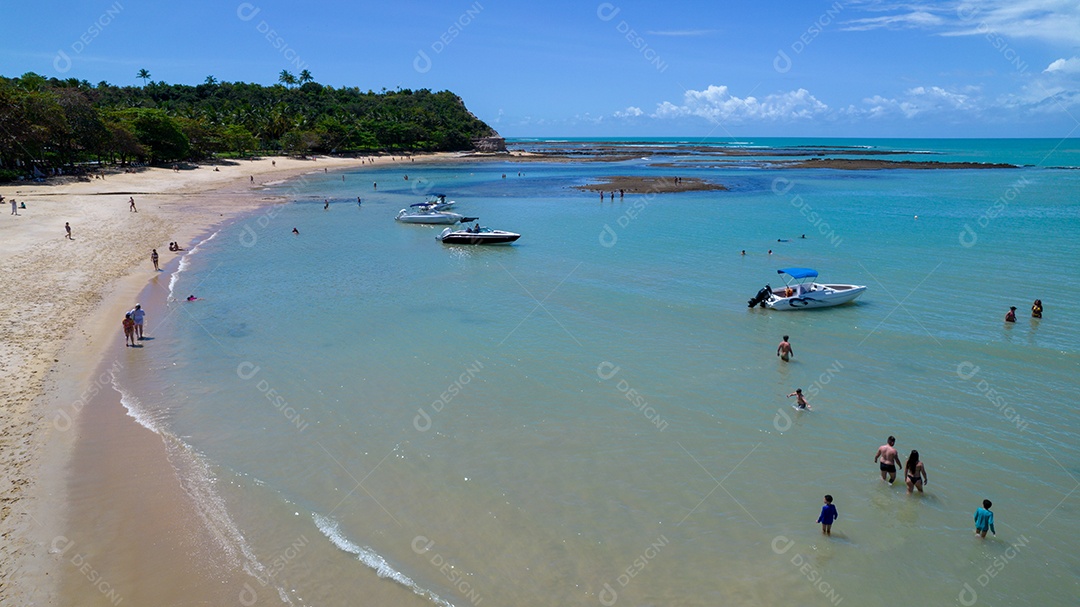 Vista aérea da Praia do Espelho, Porto Seguro, Bahia, Brasil. Piscinas naturais no mar, falésias e águas esverdeadas.