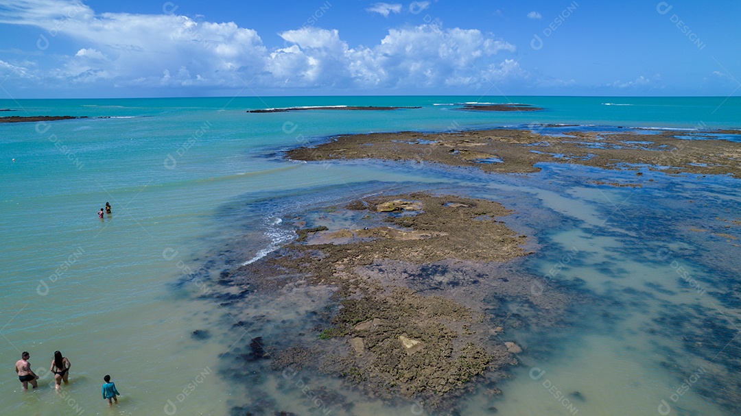 Vista aérea da Praia do Espelho, Porto Seguro, Bahia, Brasil. Piscinas naturais no mar, falésias e águas esverdeadas.