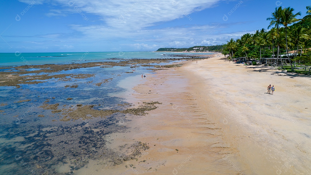 Vista aérea da Praia do Espelho, Porto Seguro, Bahia, Brasil. Piscinas naturais no mar, falésias e águas esverdeadas.