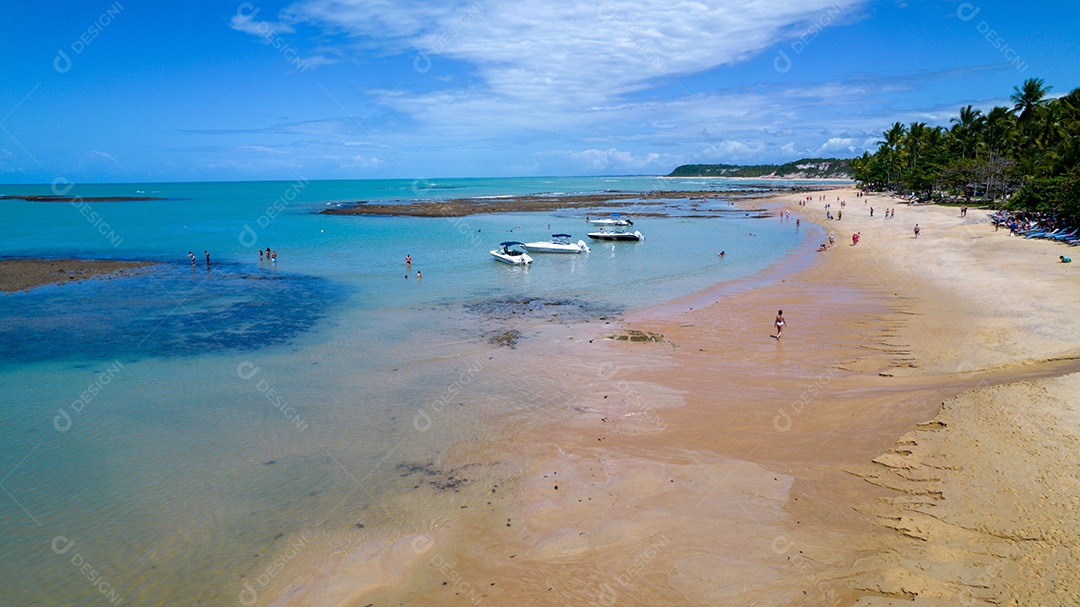 Vista aérea da Praia do Espelho, Porto Seguro, Bahia, Brasil. Piscinas naturais no mar, falésias e águas esverdeadas.