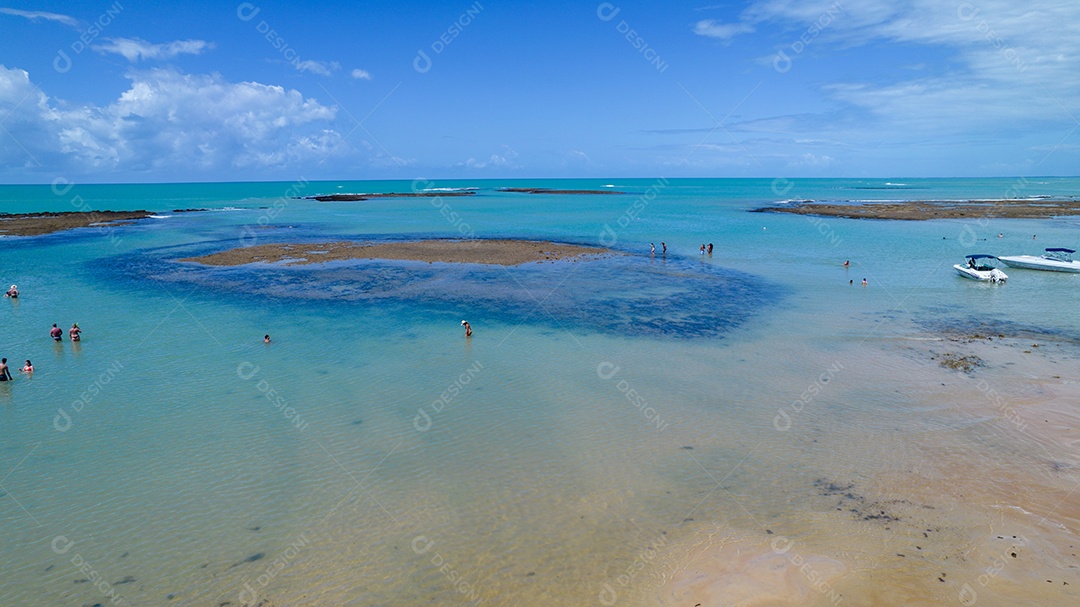 Vista aérea da Praia do Espelho, Porto Seguro, Bahia, Brasil. Piscinas naturais no mar, falésias e águas esverdeadas.