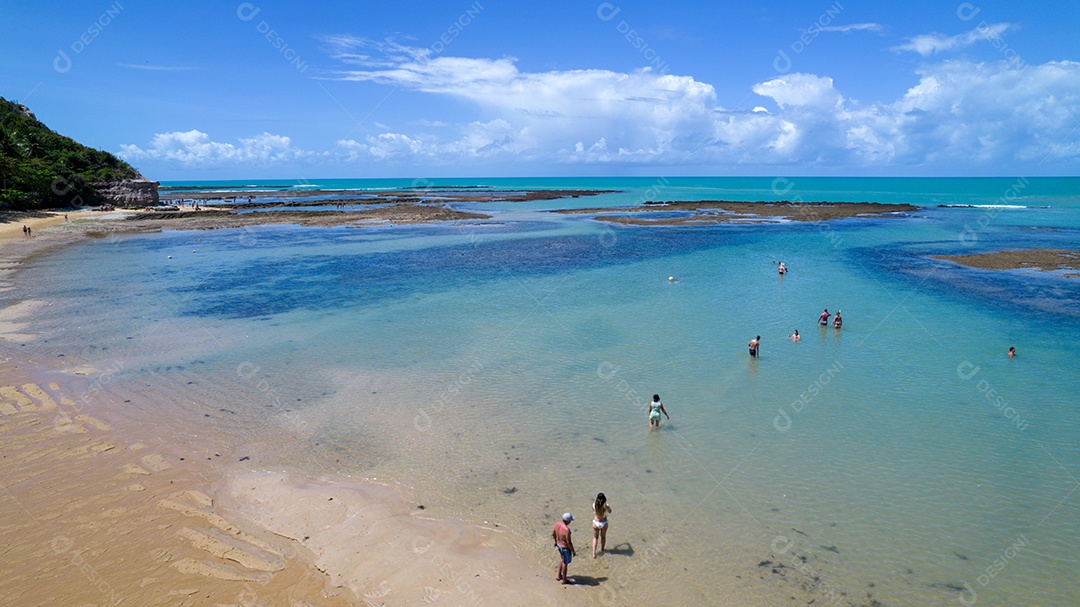 Vista aérea da Praia do Espelho, Porto Seguro, Bahia, Brasil. Piscinas naturais no mar, falésias e águas esverdeadas.