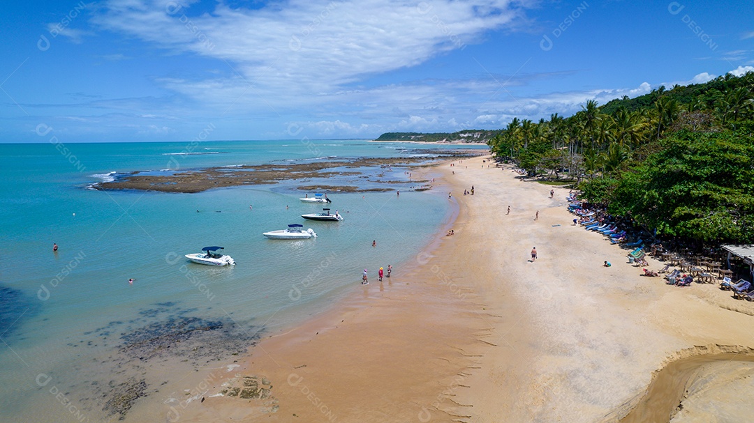 Vista aérea da Praia do Espelho, Porto Seguro, Bahia, Brasil. Piscinas naturais no mar, falésias e águas esverdeadas.
