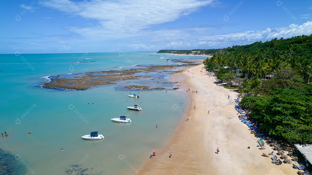 Vista aérea da Praia do Espelho, Porto Seguro, Bahia, Brasil. Piscinas naturais no mar, falésias e águas esverdeadas.