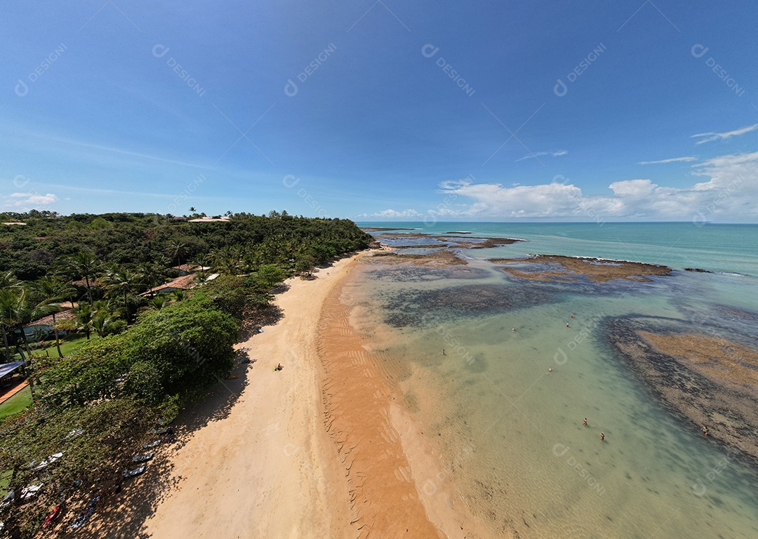 Vista aérea da Praia do Espelho, Porto Seguro, Bahia, Brasil. Piscinas naturais no mar, falésias e águas esverdeadas.