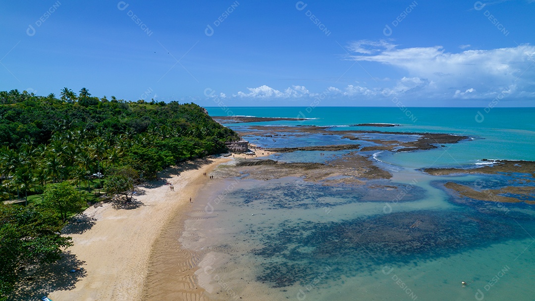 Vista aérea da Praia do Espelho, Porto Seguro, Bahia, Brasil. Piscinas naturais no mar, falésias e águas esverdeadas.