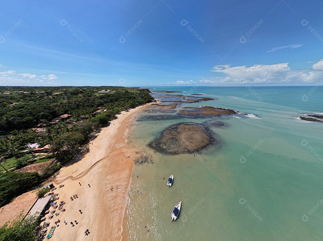 Vista aérea da Praia do Espelho, Porto Seguro, Bahia, Brasil. Piscinas naturais no mar, falésias e águas esverdeadas.