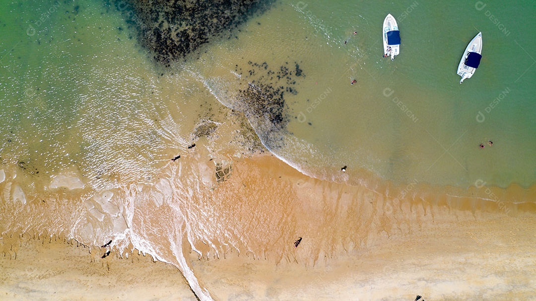 Vista aérea da Praia do Espelho, Porto Seguro, Bahia, Brasil. Piscinas naturais no mar, falésias e águas esverdeadas.