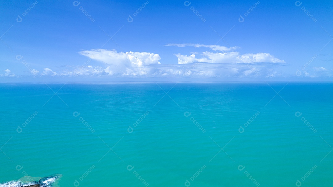 Vista aérea da Praia do Espelho, Porto Seguro, Bahia, Brasil. Piscinas naturais no mar, falésias e águas esverdeadas.