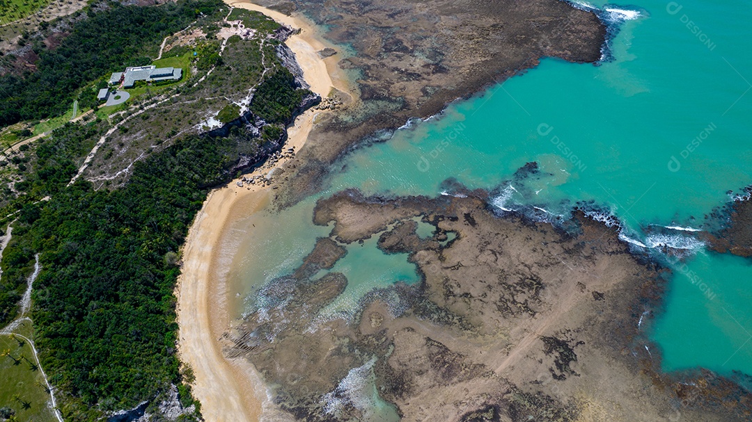 Vista aérea da Praia do Espelho, Porto Seguro, Bahia, Brasil. Piscinas naturais no mar, falésias e águas esverdeadas.