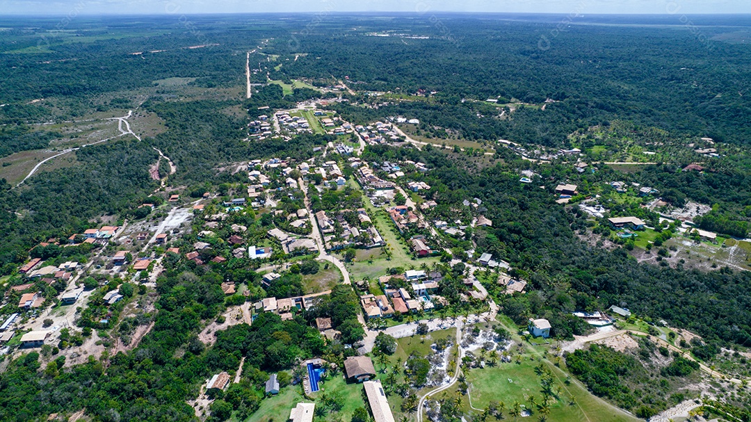 Vista aérea da Praia do Espelho, Porto Seguro, Bahia, Brasil. Piscinas naturais no mar, falésias e águas esverdeadas.