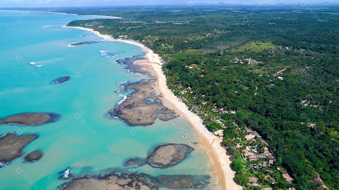 Vista aérea da Praia do Espelho, Porto Seguro, Bahia, Brasil. Piscinas naturais no mar, falésias e águas esverdeadas.