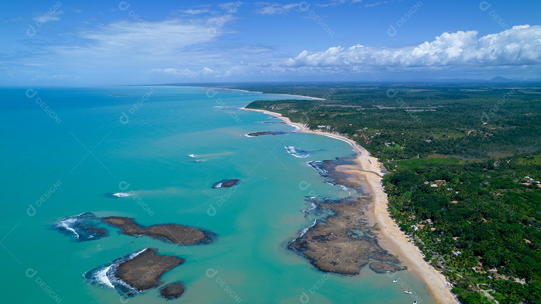 Vista aérea da Praia do Espelho, Porto Seguro, Bahia, Brasil. Piscinas naturais no mar, falésias e águas esverdeadas.