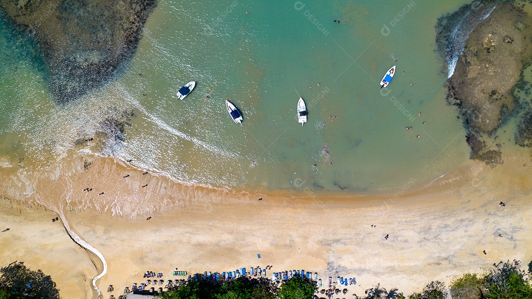 Vista aérea da Praia do Espelho, Porto Seguro, Bahia, Brasil. Piscinas naturais no mar, falésias e águas esverdeadas.
