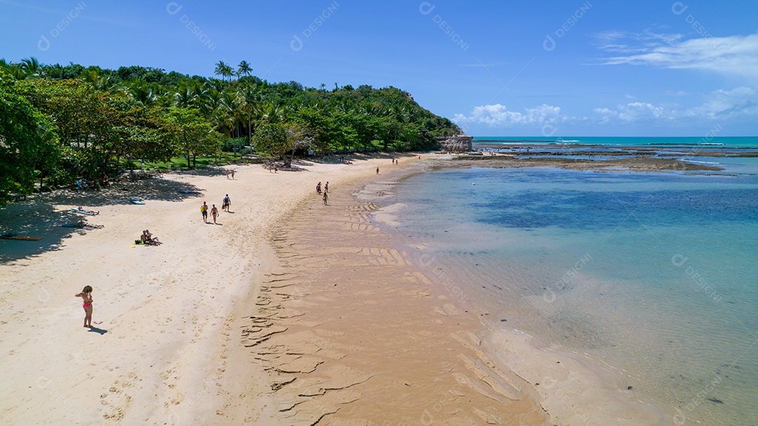 Vista aérea da Praia do Espelho, Porto Seguro, Bahia, Brasil. Piscinas naturais no mar, falésias e águas esverdeadas.