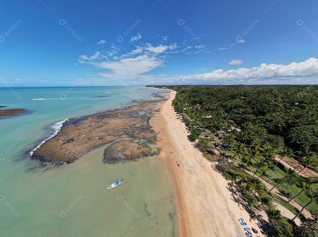 Vista aérea da Praia do Espelho, Porto Seguro, Bahia, Brasil. Piscinas naturais no mar, falésias e águas esverdeadas.