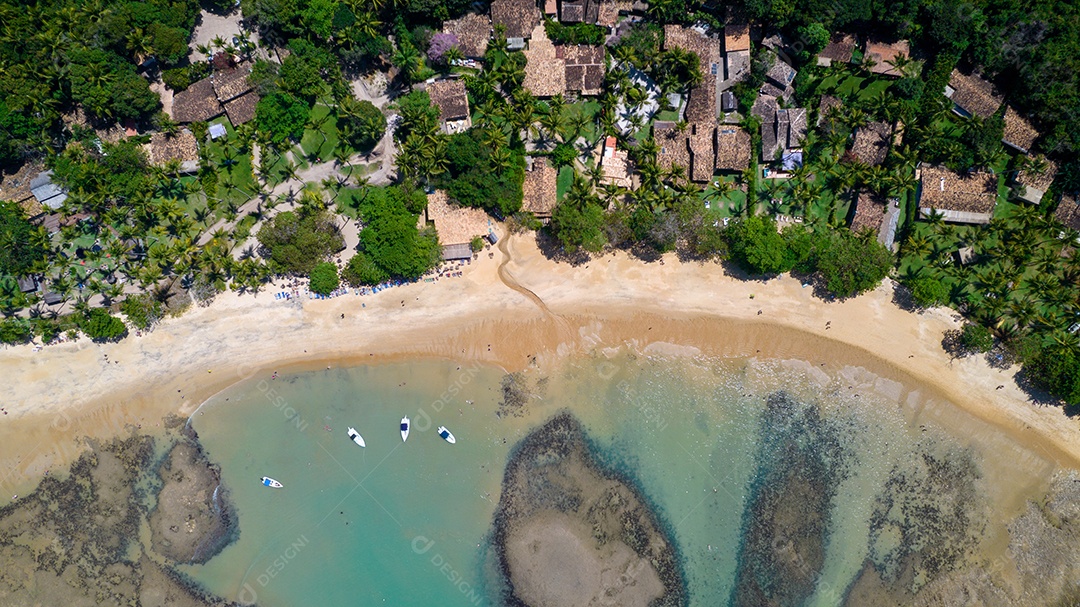 Vista aérea da Praia do Espelho, Porto Seguro, Bahia, Brasil. Piscinas naturais no mar, falésias e águas esverdeadas.