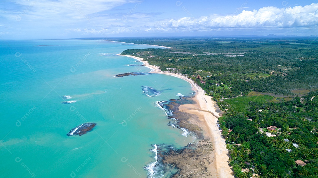Vista aérea da Praia do Espelho, Porto Seguro, Bahia, Brasil. Piscinas naturais no mar, falésias e águas esverdeadas.