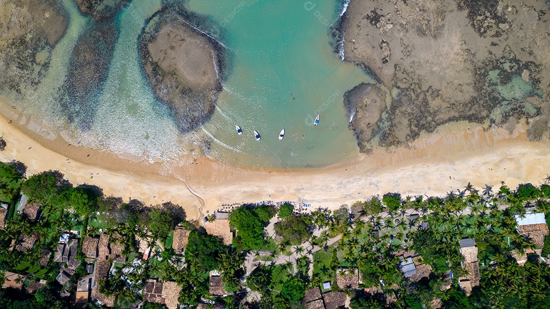 Vista aérea da Praia do Espelho, Porto Seguro, Bahia, Brasil. Piscinas naturais no mar, falésias e águas esverdeadas.