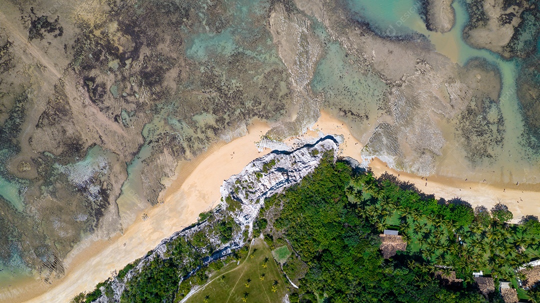 Vista aérea da Praia do Espelho, Porto Seguro, Bahia, Brasil. Piscinas naturais no mar, falésias e águas esverdeadas.