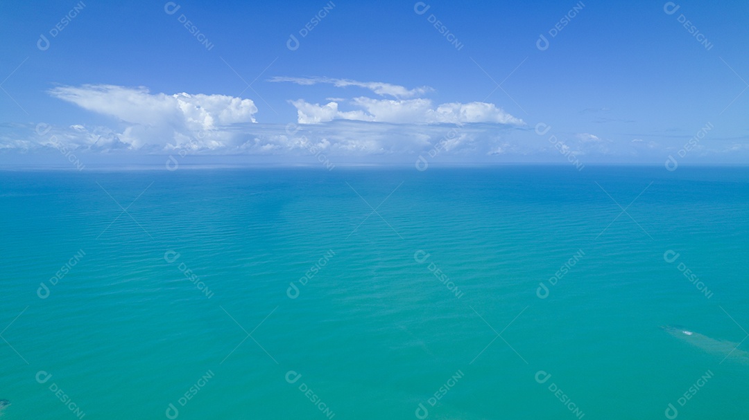 Vista aérea da Praia do Espelho, Porto Seguro, Bahia, Brasil. Piscinas naturais no mar, falésias e águas esverdeadas.