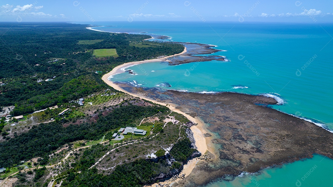 Vista aérea da Praia do Espelho, Porto Seguro, Bahia, Brasil. Piscinas naturais no mar, falésias e águas esverdeadas.