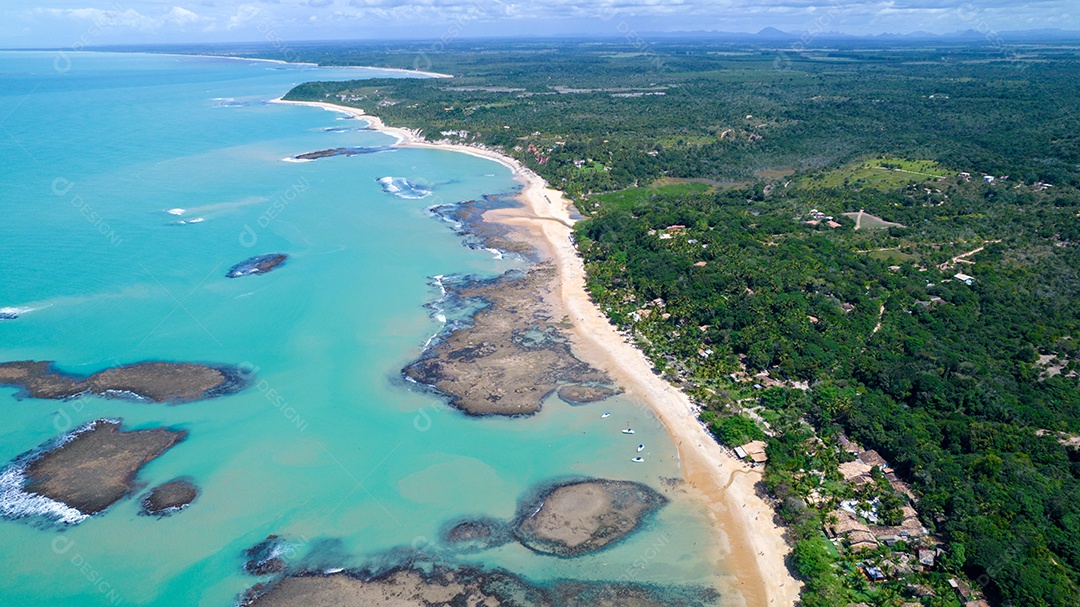 Vista aérea da Praia do Espelho, Porto Seguro, Bahia, Brasil. Piscinas naturais no mar, falésias e águas esverdeadas.