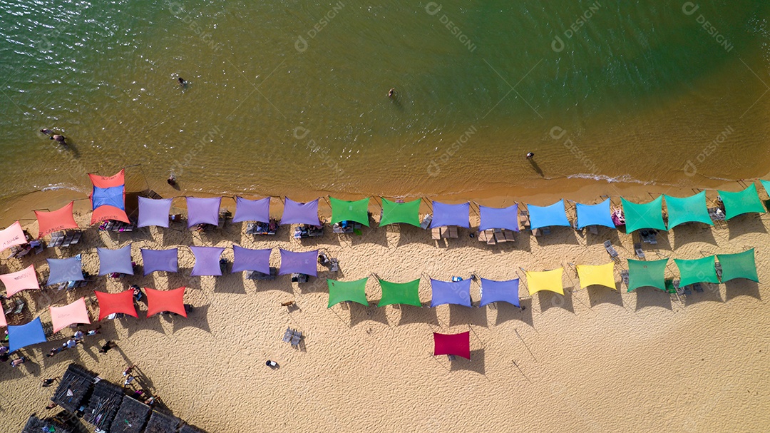 Vista aérea da praia de Caraiva, Porto Seguro, Bahia, Brasil. Barracas de praia coloridas, mar e rio.