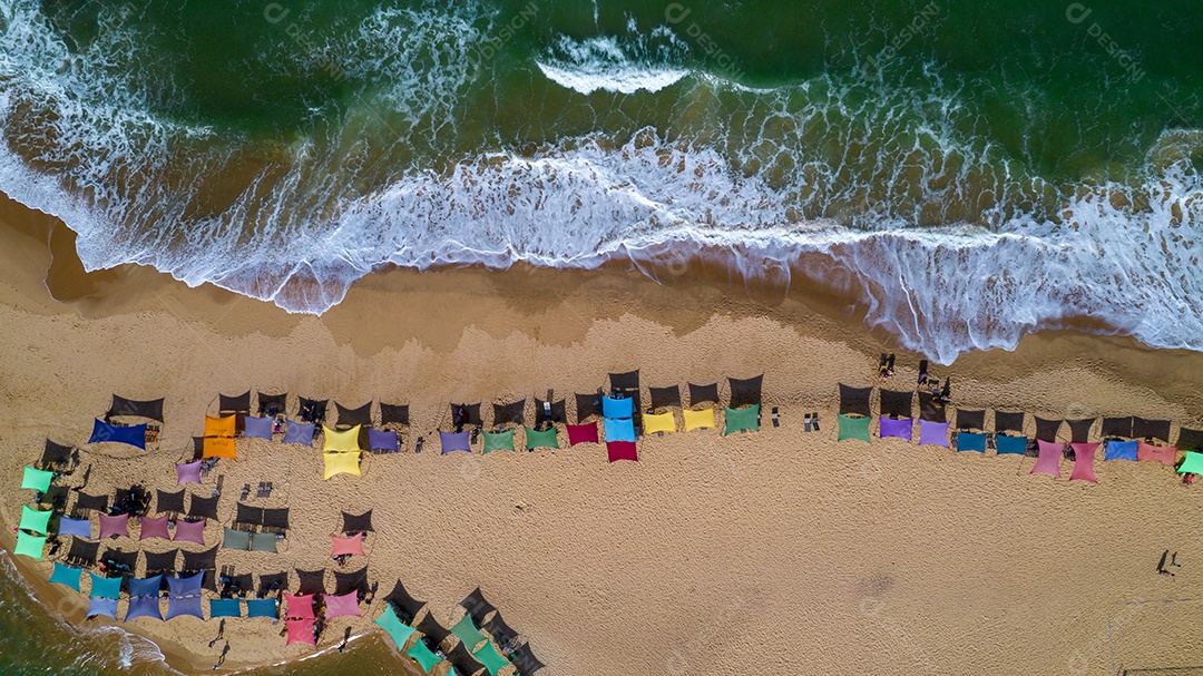 Vista aérea da praia de Caraiva, Porto Seguro, Bahia, Brasil. Barracas de praia coloridas, mar e rio.