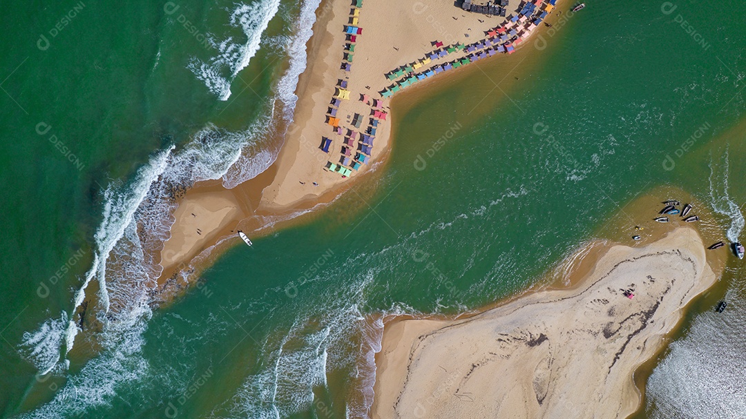 Vista aérea da praia de Caraiva, Porto Seguro, Bahia, Brasil. Barracas de praia coloridas, mar e rio.