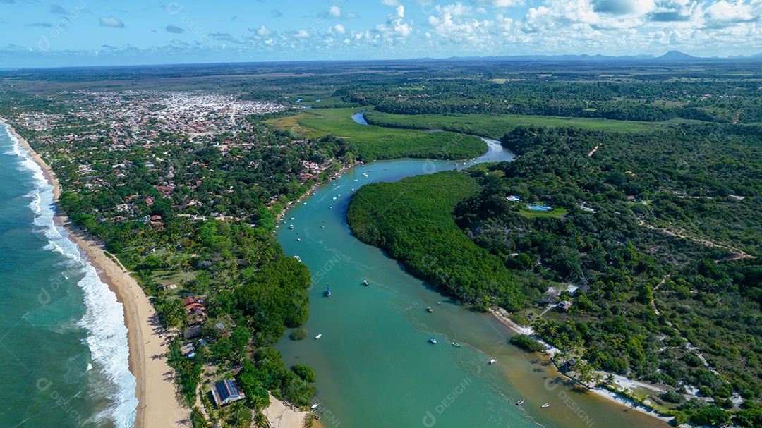 Vista aérea da praia de Caraiva, Porto Seguro, Bahia, Brasil. Barracas de praia coloridas, mar e rio.