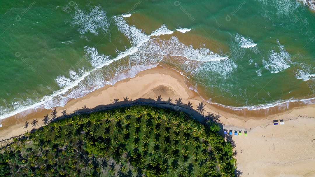 Vista aérea da praia de Caraiva, Porto Seguro, Bahia, Brasil. Barracas de praia coloridas, mar e rio.