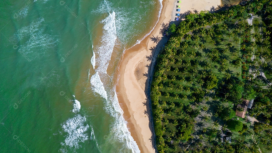 Vista aérea da praia de Caraiva, Porto Seguro, Bahia, Brasil. Barracas de praia coloridas, mar e rio.