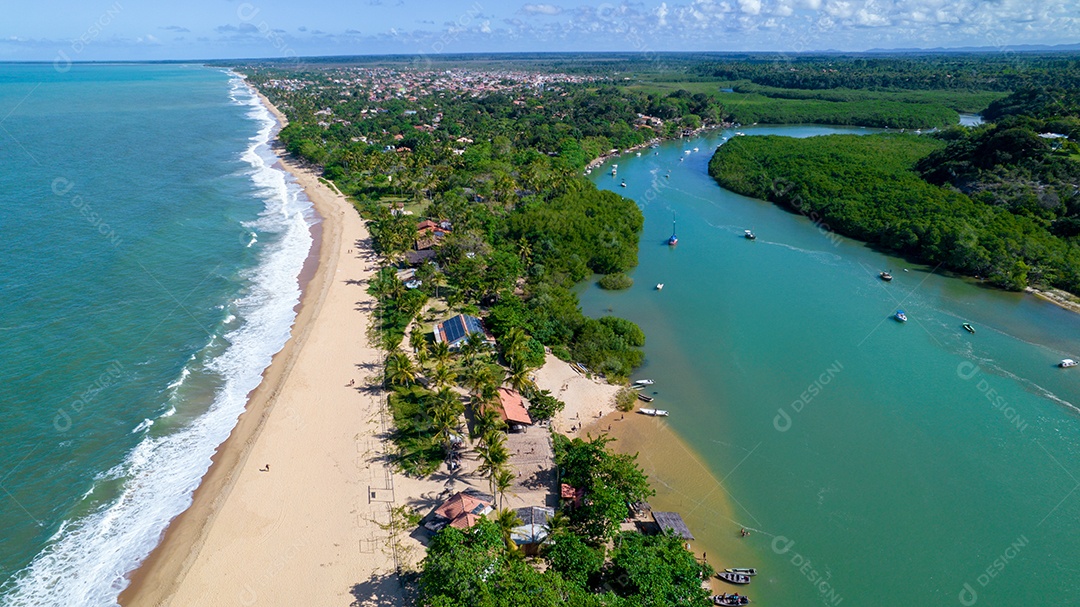 Vista aérea da praia de Caraiva, Porto Seguro, Bahia, Brasil. Barracas de praia coloridas, mar e rio.