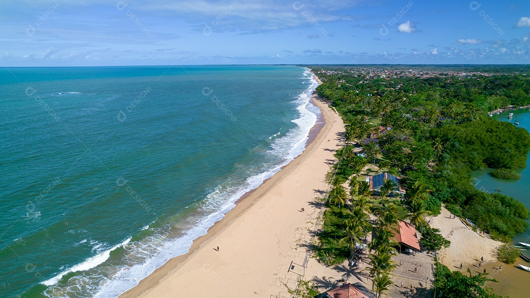 Vista aérea da praia de Caraiva, Porto Seguro, Bahia, Brasil. Barracas de praia coloridas, mar e rio.