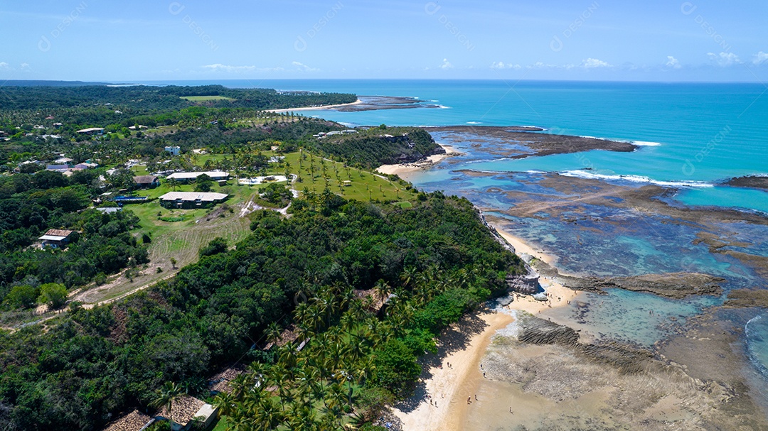 Vista aérea da praia de Caraiva, Porto Seguro, Bahia, Brasil. Barracas de praia coloridas, mar e rio.