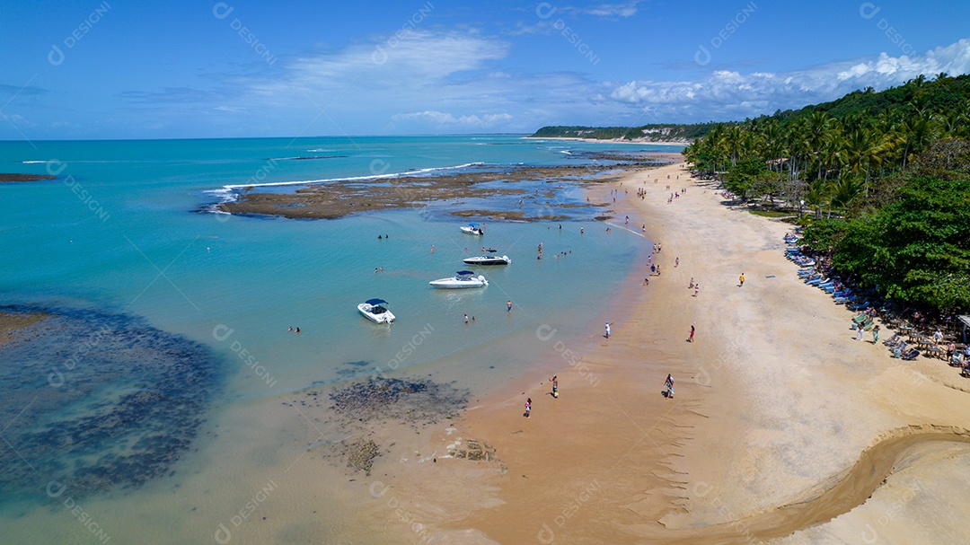 Vista aérea da Praia do Espelho, Porto Seguro, Bahia, Brasil. Piscinas naturais no mar, falésias e águas esverdeadas.