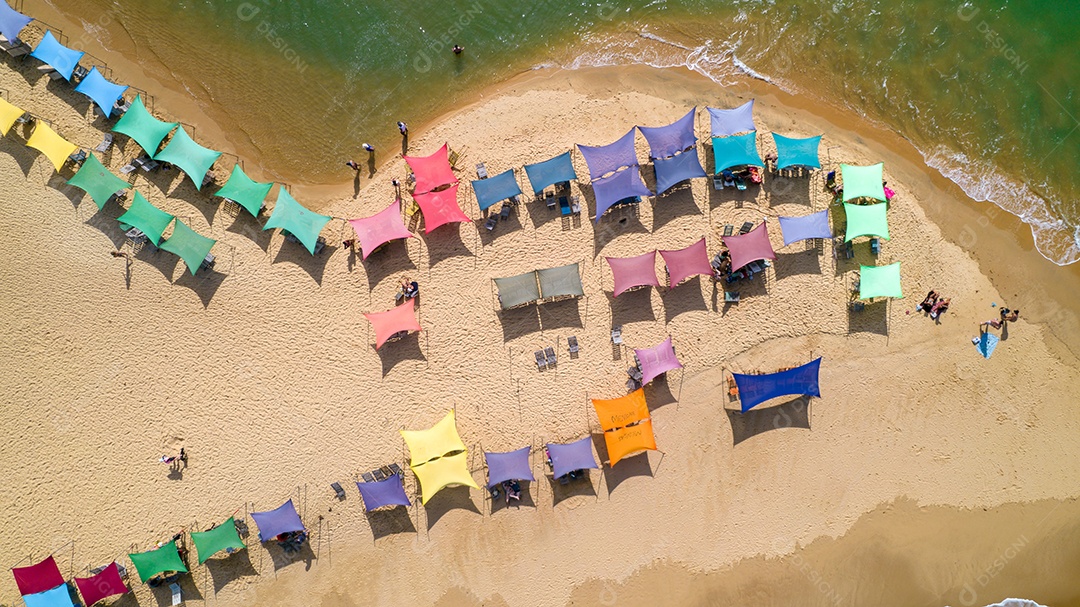 Vista aérea da praia de Caraiva, Porto Seguro, Bahia, Brasil. Barracas de praia coloridas, mar e rio.