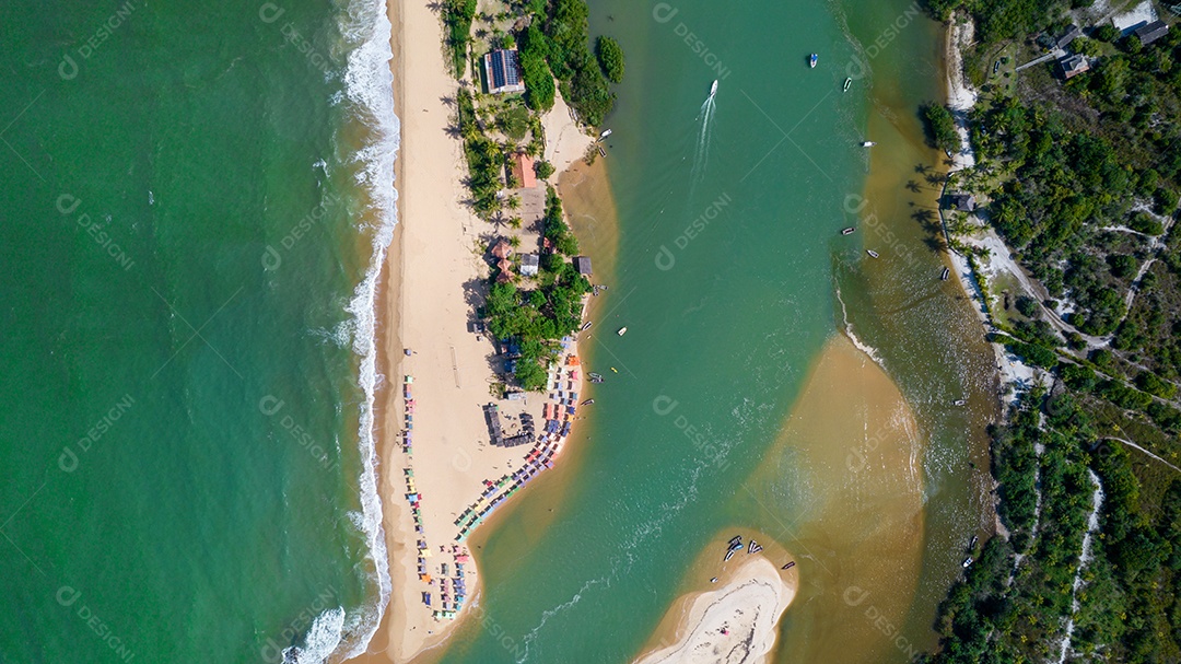 Vista aérea da praia de Caraiva, Porto Seguro, Bahia, Brasil. Barracas de praia coloridas, mar e rio.