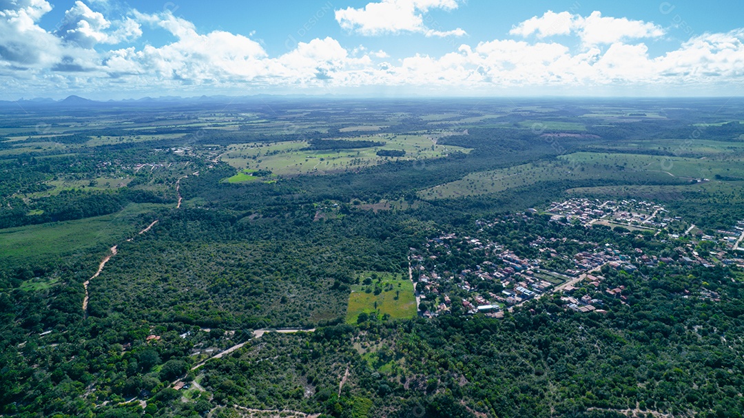 Vista aérea da praia de Caraiva, Porto Seguro, Bahia, Brasil. Barracas de praia coloridas, mar e rio.
